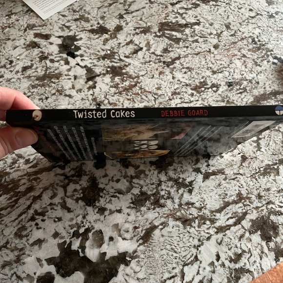 Twisted Cakes paperback Cookbook w/design templates included - Picture 4 of 4